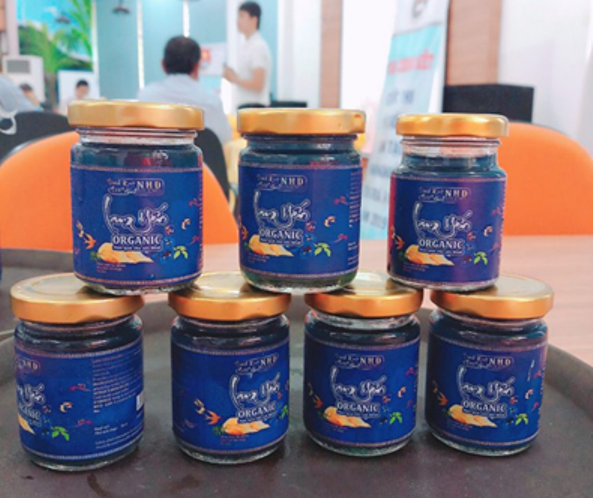 Sản phẩm Trà thảo mộc đóng chai Lam Yến ORGANIC của SV Trường ĐH Trà Vinh đang có hướng phát triển tốt. Sản phẩm Trà thảo mộc đóng chai Lam Yến ORGANIC của SV Trường ĐH Trà Vinh đang có hướng phát triển tốt.