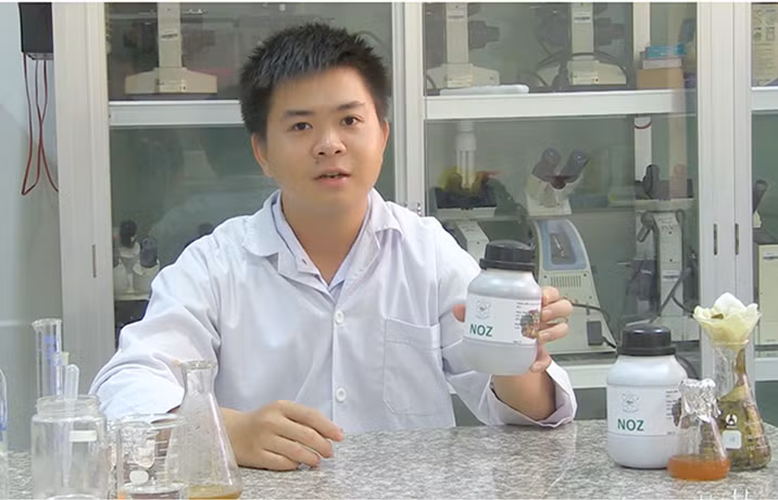 SV Trường ĐH Trà Vinh bên sản phẩm “Chế phẩm sinh học chứa nano kẽm”.