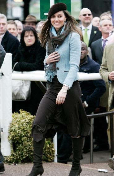 Mùa xuân luôn là thời điểm thời trang trong năm. Hãy nhìn Kate Middleton vào tháng 3/2007, cô diện một đôi bốt cao cổ và chiếc mũ nồi vô cùng sành điệu.