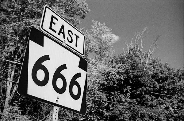 Đứng tim với những ‘con đường quỷ ám’ rùng rợn nhất thế giới hình ảnh 3 Dung tim voi nhung ‘con duong quy am’ rung ron nhat the gioi-hinh-anh-3