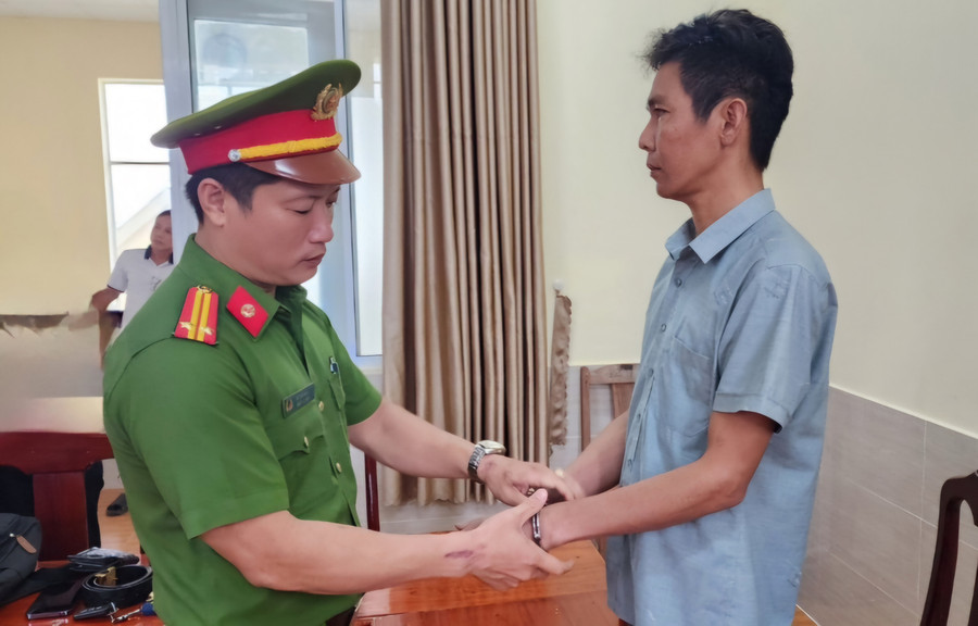 Trần Quốc Anh bị bắt tạm giam 4 tháng để điều tra về tội “Lợi dụng chức vụ, quyền hạn trong khi thi hành công vụ”. Trần Quốc Anh bị bắt tạm giam 4 tháng để điều tra về tội “Lợi dụng chức vụ, quyền hạn trong khi thi hành công vụ”.