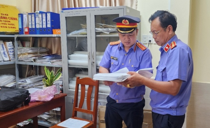 Cơ quan chức năng khám xét nơi làm việc của Trần Quốc Anh. Cơ quan chức năng khám xét nơi làm việc của Trần Quốc Anh.