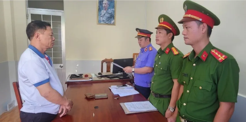 Cơ quan Công an tống đạt Quyết định khởi tố vụ án hình sự, Quyết định khởi tố bị can và thực hiện Lệnh bắt tạm giam cán bộ địa chính xã Bãi Thơm.
