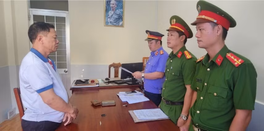 Cơ quan Công an tống đạt Quyết định khởi tố vụ án hình sự, Quyết định khởi tố bị can và thực hiện Lệnh bắt tạm giam cán bộ địa chính xã Bãi Thơm.