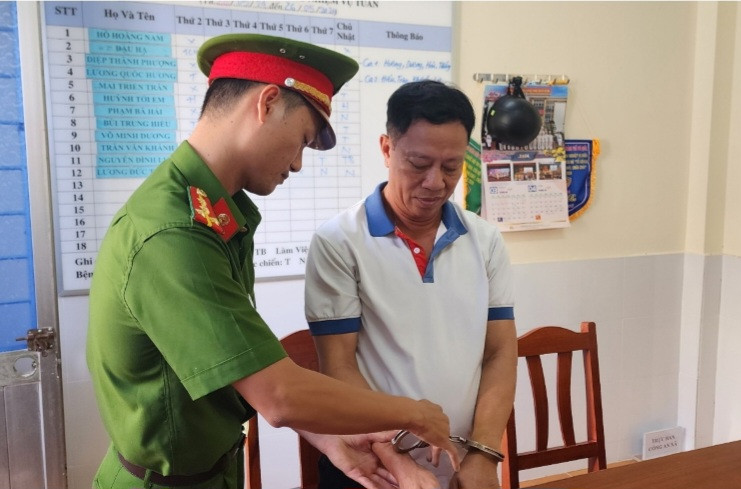 Nguyễn Văn Nhưỡng cùng bị bắt tạm giam 4 tháng để điều tra về tội “Thiếu trách nhiệm gây hậu quả nghiêm trọng”. Nguyễn Văn Nhưỡng cùng bị bắt tạm giam 4 tháng để điều tra về tội “Thiếu trách nhiệm gây hậu quả nghiêm trọng”.