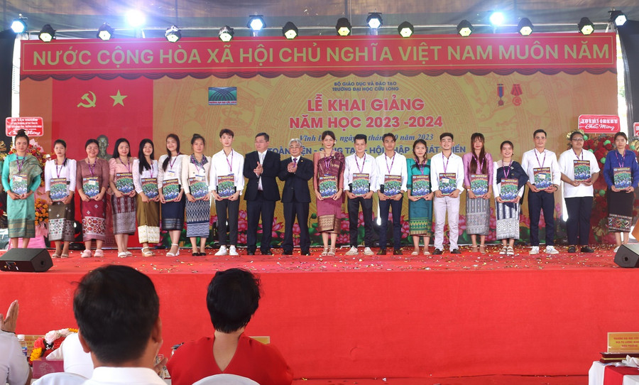 Trao quyết định cấp học bổng toàn phần cho lưu học sinh nước ngoài. Trao quyết định cấp học bổng toàn phần cho lưu học sinh nước ngoài.