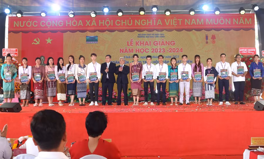 Trao quyết định cấp học bổng toàn phần cho lưu học sinh nước ngoài.