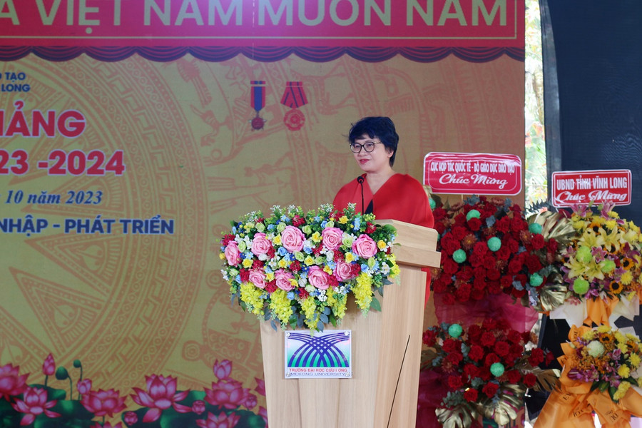 PGS.TS Nguyễn Thu Thủy - Vụ trưởng Vụ Giáo dục đại học (Bộ GD&ĐT) phát biểu tại buổi lễ. PGS.TS Nguyễn Thu Thủy - Vụ trưởng Vụ Giáo dục đại học (Bộ GD&ĐT) phát biểu tại buổi lễ.