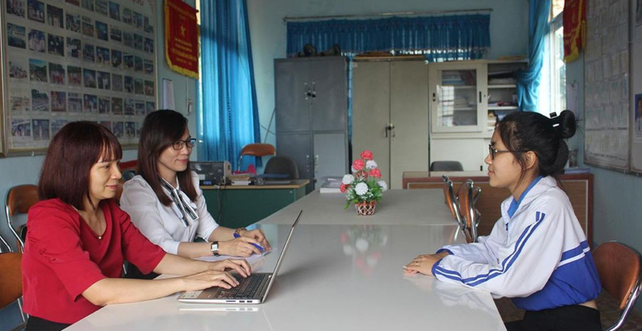Thành viên Câu lạc bộ Tuổi hồng (Trường THPT Mạc Đĩnh Chi, huyện Chư Păh, tỉnh Gia Lai) tư vấn tâm lý cho học sinh. Ảnh: INT Thành viên Câu lạc bộ Tuổi hồng (Trường THPT Mạc Đĩnh Chi, huyện Chư Păh, tỉnh Gia Lai) tư vấn tâm lý cho học sinh. Ảnh: INT