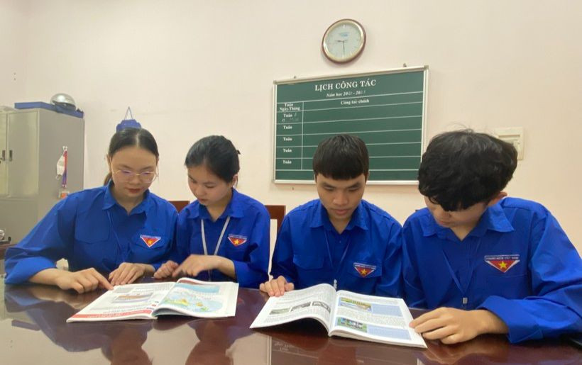 Học sinh Trường THPT DTNT tỉnh Lạng Sơn cùng nhau học nhóm. Ảnh: Ngô Chuyên Học sinh Trường THPT DTNT tỉnh Lạng Sơn cùng nhau học nhóm. Ảnh: Ngô Chuyên