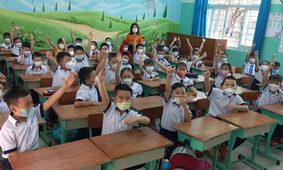 Cô trò Trường Tiểu học Lê Văn Việt (TP Thủ Đức) đeo khẩu trang trong lớp học. Cô trò Trường Tiểu học Lê Văn Việt (TP Thủ Đức) đeo khẩu trang trong lớp học.