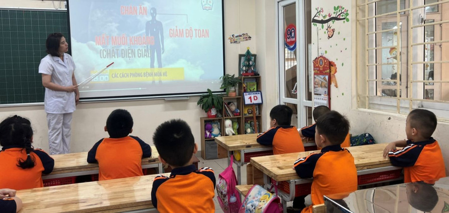 Nhân viên y tế Trường Tiểu học Thăng Long (quận Hoàn Kiếm) tuyên truyền cho học sinh về cách phòng tránh bệnh mùa Hè thường gặp và dịch Covid-19. Nhân viên y tế Trường Tiểu học Thăng Long (quận Hoàn Kiếm) tuyên truyền cho học sinh về cách phòng tránh bệnh mùa Hè thường gặp và dịch Covid-19.