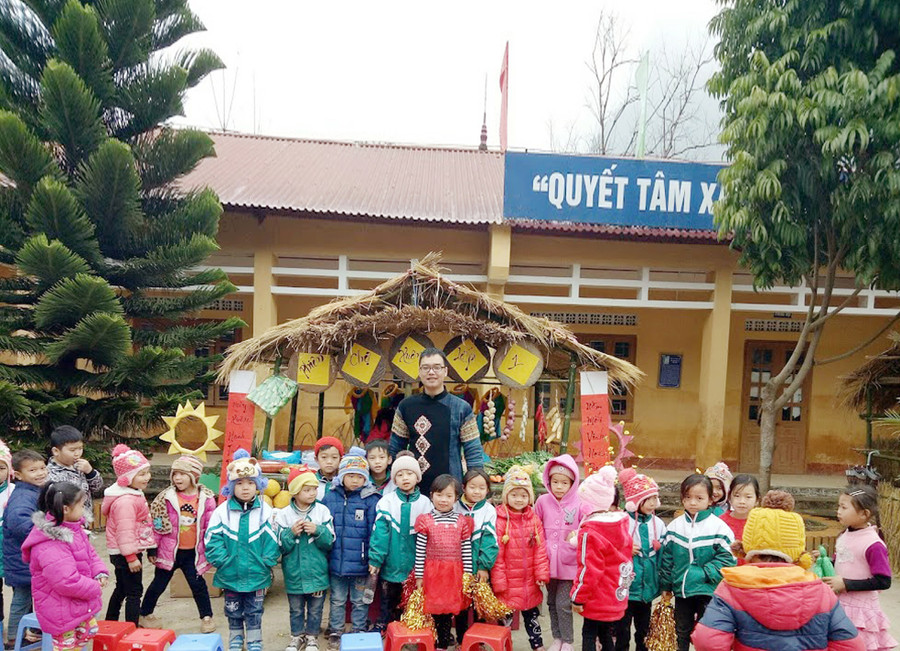 Thầy Hoàng cùng HS tham gia chương trình trải nghiệm