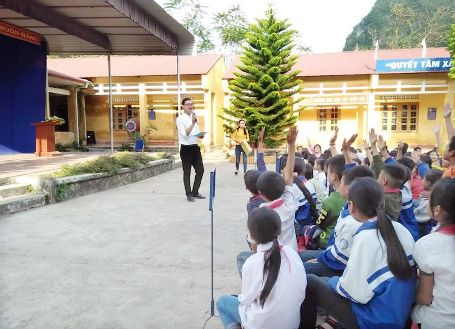 Thầy Hoàng trong tiết mục văn nghệ