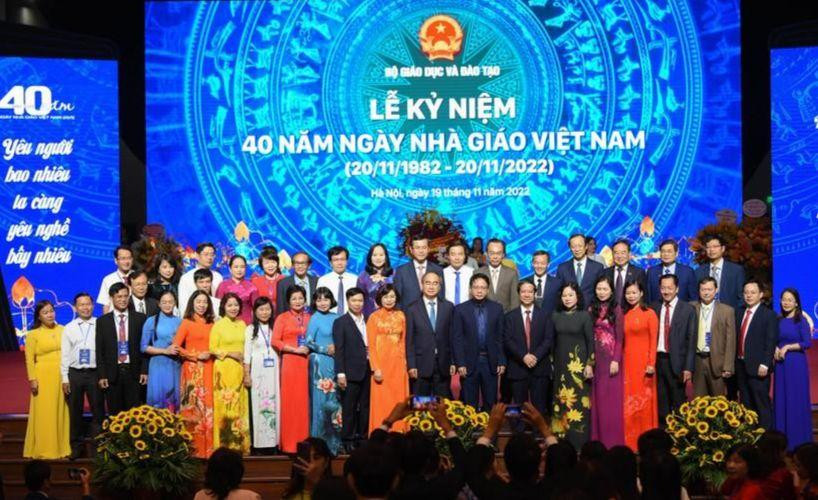 Bộ trưởng Bộ GD&ĐT Nguyễn Kim Sơn chụp ảnh kỷ niệm cùng các nhà giáo dự Lễ kỷ niệm 40 năm Ngày Nhà giáo Việt Nam. Bộ trưởng Bộ GD&ĐT Nguyễn Kim Sơn chụp ảnh kỷ niệm cùng các nhà giáo dự Lễ kỷ niệm 40 năm Ngày Nhà giáo Việt Nam.