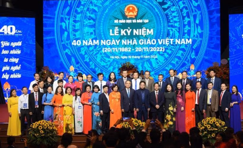 Bộ trưởng Bộ GD&amp;ĐT Nguyễn Kim Sơn chụp ảnh kỷ niệm cùng các nhà giáo dự Lễ kỷ niệm 40 năm Ngày Nhà giáo Việt Nam.