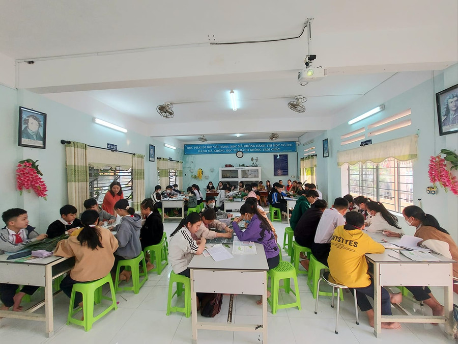 Tổ Khoa học tự nhiên, Trường THCS Nguyễn Lương Bằng (quận Liên Chiểu, TP Đà Nẵng) tổ chức hội giảng, báo cáo chuyên đề nhằm chia sẻ kinh nghiệm dạy học, soạn giảng, đặc biệt là trao đổi kinh nghiệm sử dụng đồ dùng dạy thực hành cho các giáo viên KHTN. Tổ Khoa học tự nhiên, Trường THCS Nguyễn Lương Bằng (quận Liên Chiểu, TP Đà Nẵng) tổ chức hội giảng, báo cáo chuyên đề nhằm chia sẻ kinh nghiệm dạy học, soạn giảng, đặc biệt là trao đổi kinh nghiệm sử dụng đồ dùng dạy thực hành cho các giáo viên KHTN.