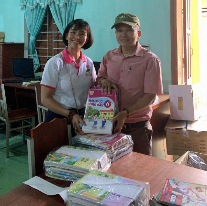 Trường Phổ thông Dân tộc Bán trú Tiểu học & THCS Trà Nam (Nam Trà My, Quảng Nam) tiếp nhận sách giáo khoa từ nguồn ủng hộ của các nhà hảo tâm. Trường Phổ thông Dân tộc Bán trú Tiểu học & THCS Trà Nam (Nam Trà My, Quảng Nam) tiếp nhận sách giáo khoa từ nguồn ủng hộ của các nhà hảo tâm.