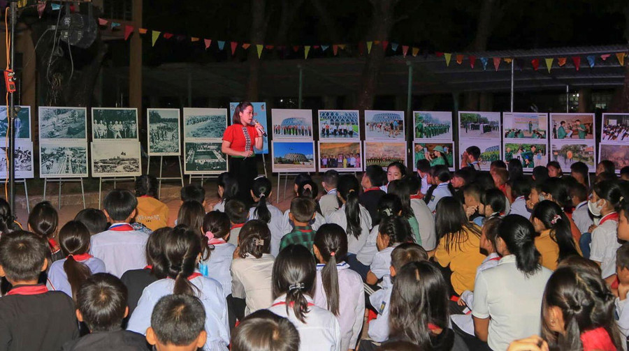 Học sinh Trường PTDTBT THCS Mường Nhé nghe thuyết minh viên “kể chuyện” chiến dịch Điện Biên Phủ. Học sinh Trường PTDTBT THCS Mường Nhé nghe thuyết minh viên “kể chuyện” chiến dịch Điện Biên Phủ.