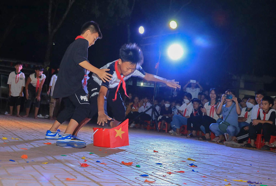 Học sinh Trường PTDTBT THCS Mường Nhé háo hức tham gia các hoạt động hoạt náo trải nghiệm lịch sử. Học sinh Trường PTDTBT THCS Mường Nhé háo hức tham gia các hoạt động hoạt náo trải nghiệm lịch sử.