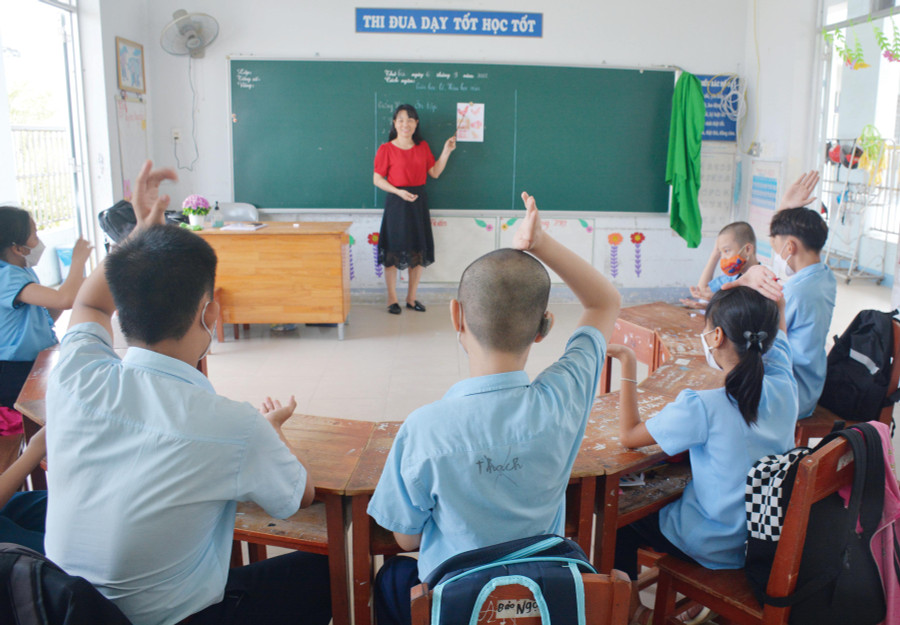 Cô Nguyễn Thị Hoài Thu hướng dẫn học sinh khiếm thính về cách nhận biết các con vật thông thường.