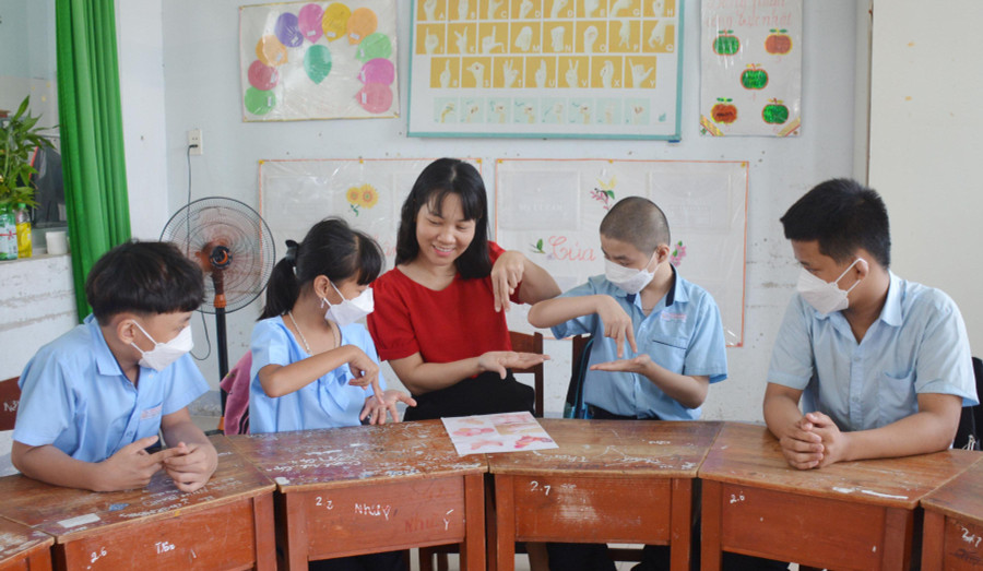 Cô Hoài Thu hướng dẫn học sinh khiếm thính cách nhận biết các con vật bằng ký hiệu ngôn ngữ. 