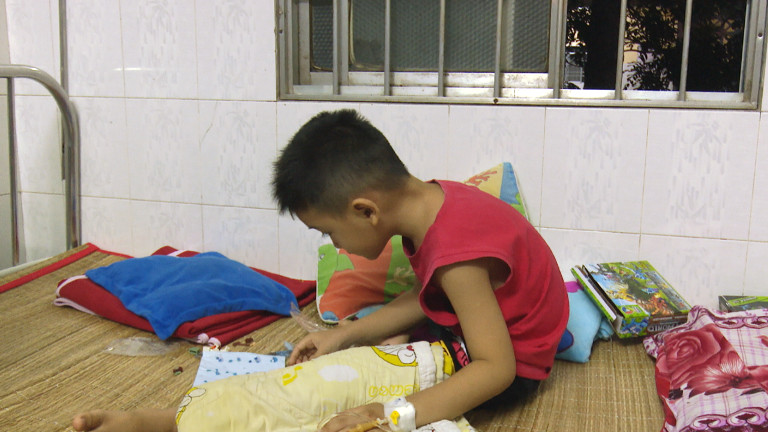 Trẻ đang được điều trị tại bệnh viện. Ảnh: T. Bùi. Trẻ đang được điều trị tại bệnh viện. Ảnh: T. Bùi.