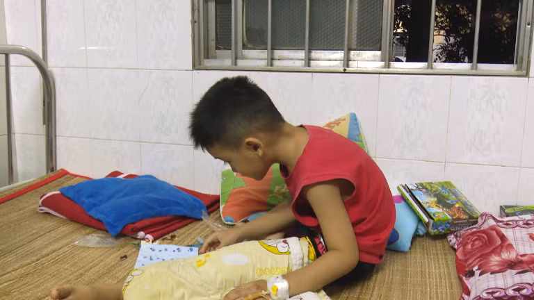 Trẻ đang được điều trị tại bệnh viện. Ảnh: T. Bùi.