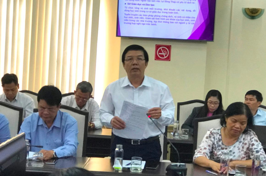 Phó Giám đốc Sở GD&ĐT tỉnh Đồng Tháp Huỳnh Thanh Hùng thông tin về công tác phòng, chống virus corona trong trường học sáng 3/2. Ảnh: T. Bùi. Phó Giám đốc Sở GD&ĐT tỉnh Đồng Tháp Huỳnh Thanh Hùng thông tin về công tác phòng, chống virus corona trong trường học sáng 3/2. Ảnh: T. Bùi.