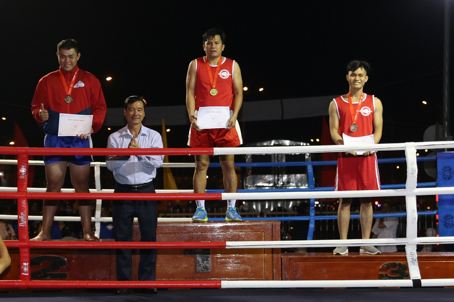 Ban Tổ chức trao giải cho các võ sĩ. Ban Tổ chức trao giải cho các võ sĩ.