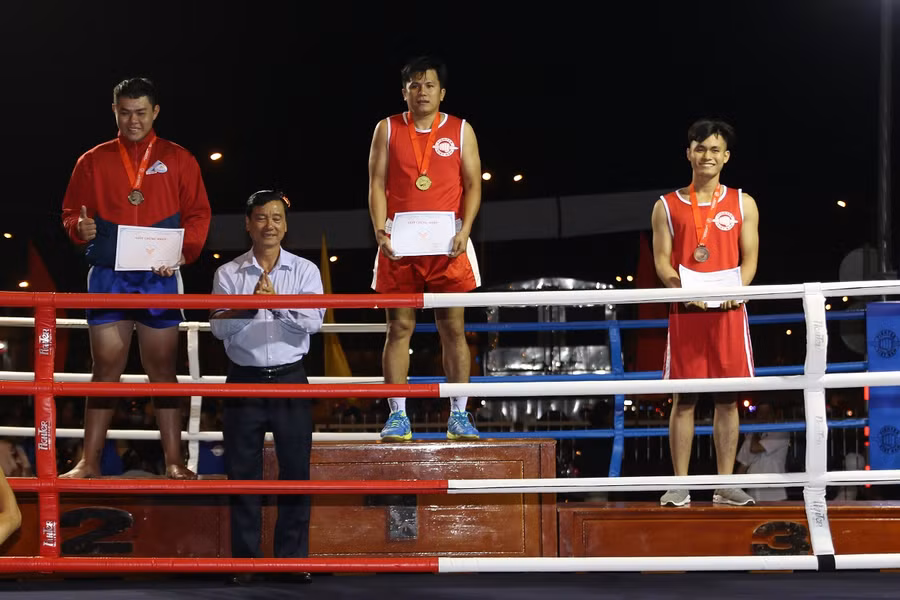 Ban Tổ chức trao giải cho các võ sĩ.