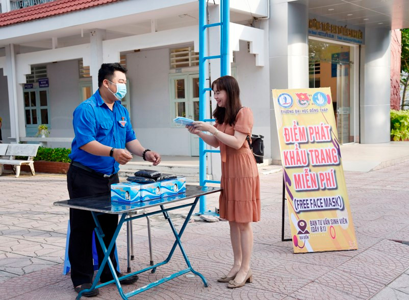 Điểm phát khẩu trang miễn phí trong Trường ĐH Đồng Tháp.