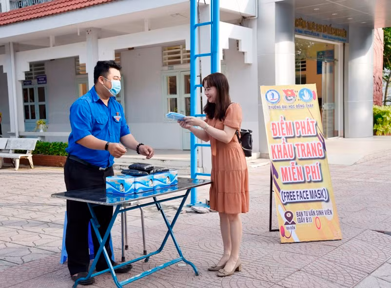 Điểm phát khẩu trang miễn phí trong Trường ĐH Đồng Tháp.