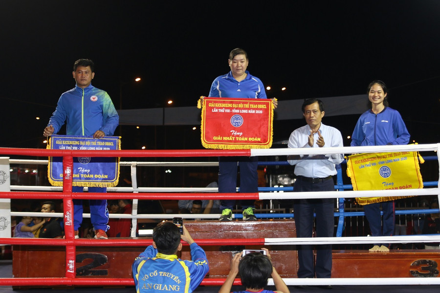 Trao giải nhất, nhì, ba toàn toàn cho các đơn vị. Trao giải nhất, nhì, ba toàn toàn cho các đơn vị.