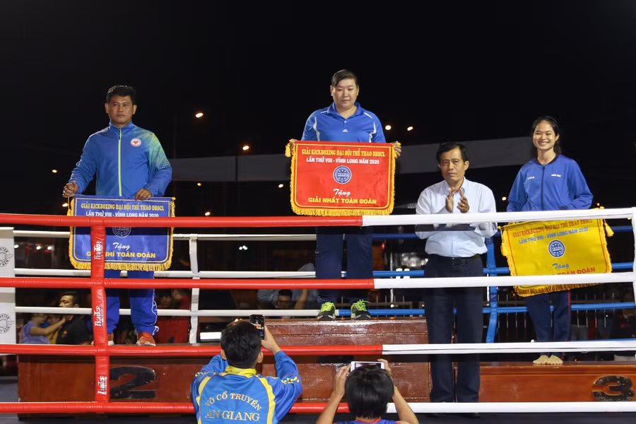 Trao giải nhất, nhì, ba toàn toàn cho các đơn vị.