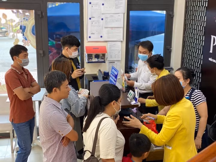 Lượng người mua vàng ngày vía Thần Tài không đông đúc như mọi năm. Lượng người mua vàng ngày vía Thần Tài không đông đúc như mọi năm.