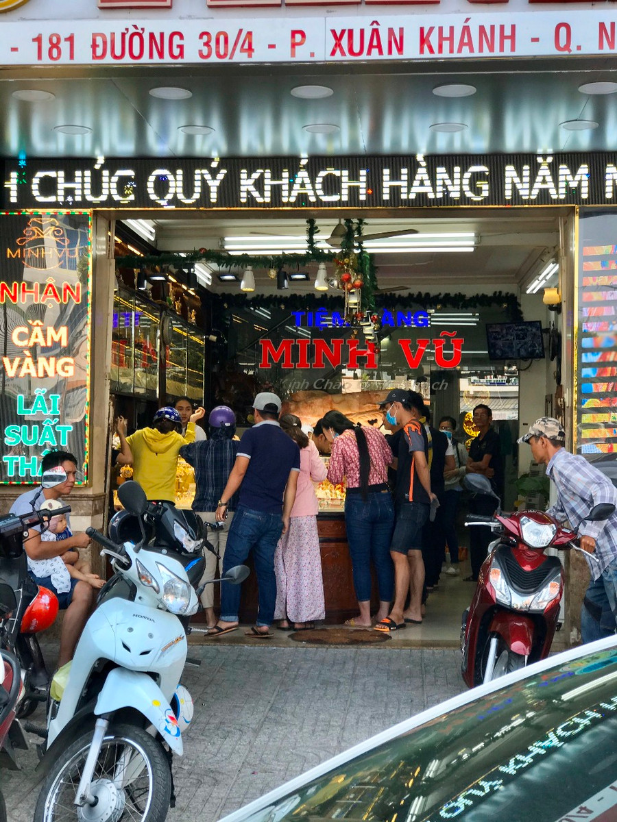Khách hàng xem mua vàng tại một cửa hàng ở Cần Thơ. Khách hàng xem mua vàng tại một cửa hàng ở Cần Thơ.