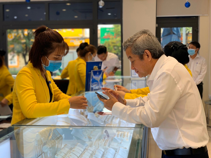 Ngày vía Thần Tài năm nay rơi vào tình hình dịch Corona nên các tiệm vàng ở Cần Thơ vắng vẻ thấy rõ Ngày vía Thần Tài năm nay rơi vào tình hình dịch Corona nên các tiệm vàng ở Cần Thơ vắng vẻ thấy rõ
