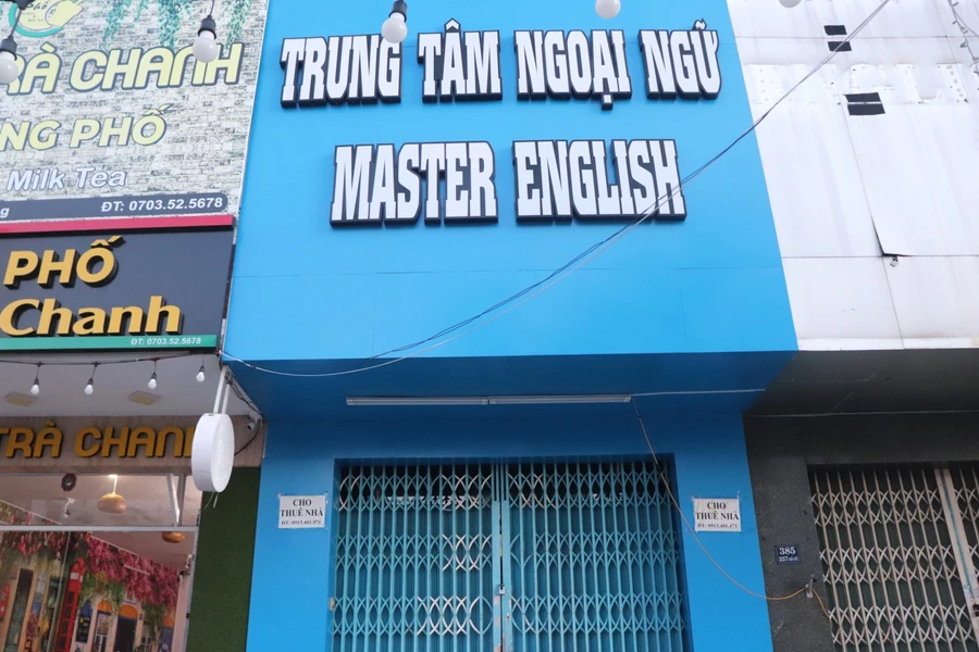 Cơ sở 3 của Trung tâm ngoại ngữ Master English chi nhánh tại Đà Nẵng đã đóng cửa, dán thông báo cho thuê mặt bằng. 