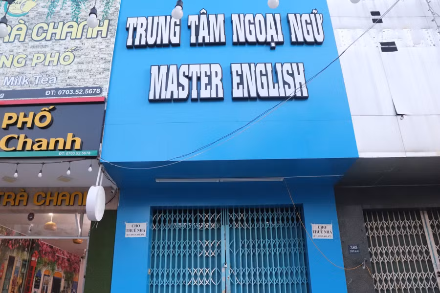 Cơ sở 3 của Trung tâm ngoại ngữ Master English chi nhánh tại Đà Nẵng đã đóng cửa, dán thông báo cho thuê mặt bằng. 