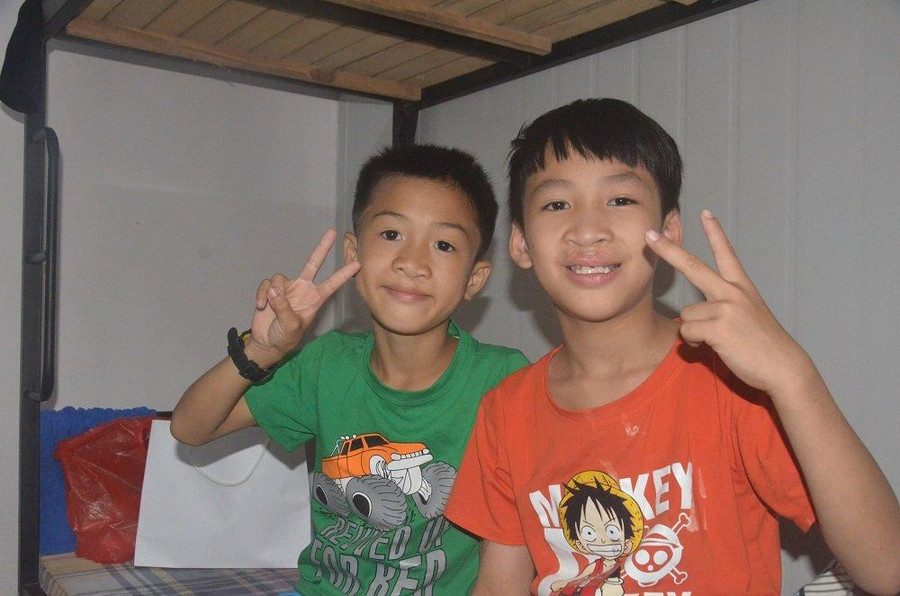 Bình Thắng và bạn cùng phòng chờ lịch phẫu thuật ở Bệnh viện E (Hà Nội). Ảnh: GĐCC