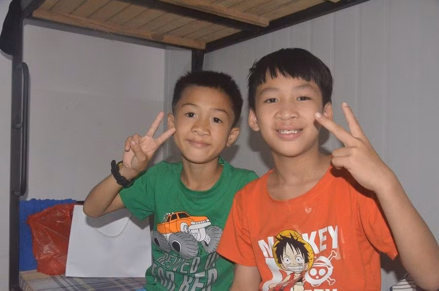 Bình Thắng và bạn cùng phòng chờ lịch phẫu thuật ở Bệnh viện E (Hà Nội). Ảnh: GĐCC