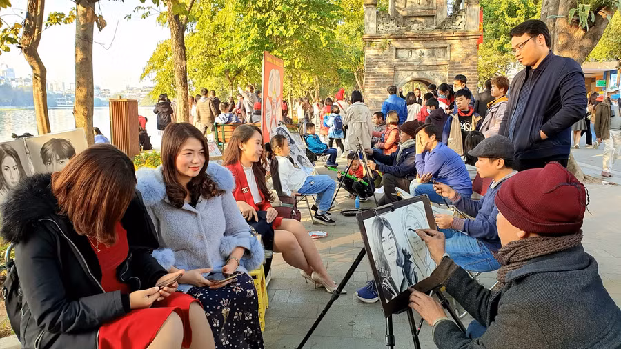 Ngày đầu năm là thời điểm thích hợp để các bạn trẻ lưu lại những giây phút đáng nhớ khi đón chào năm mới, thay vì chụp ảnh, nhiều người chọn truyền thần để có bức chân dung cho riêng mình.