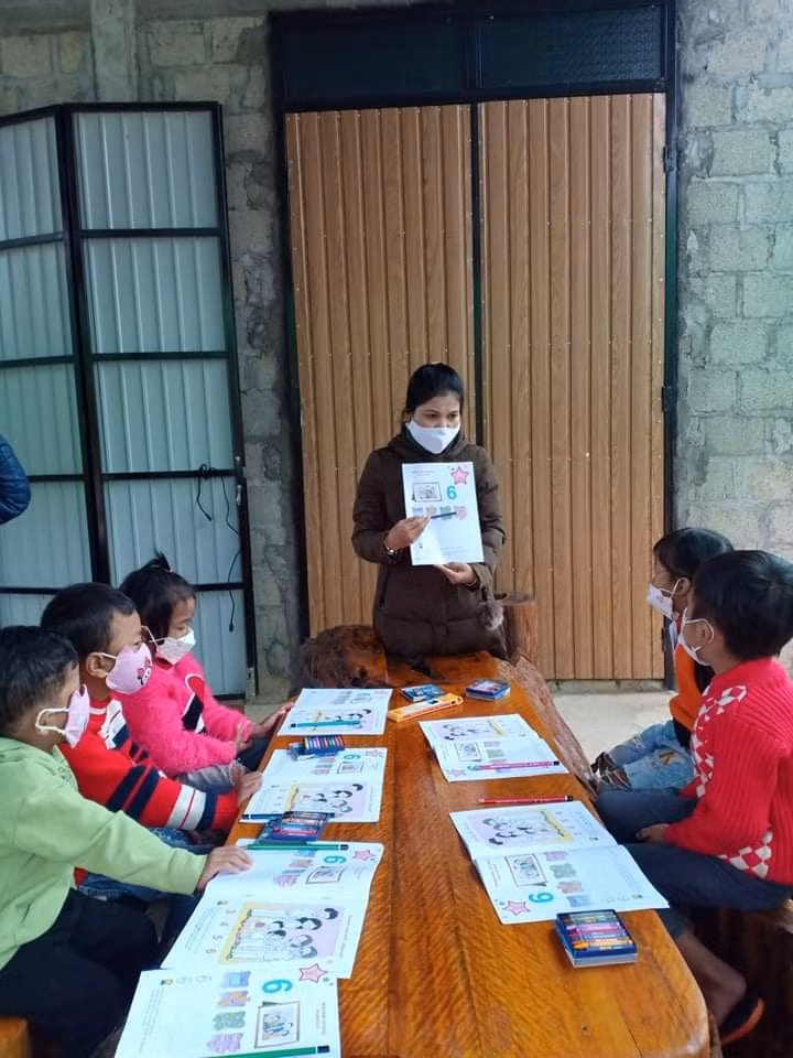 Giáo viên Trường Mầm non Hồng Vân chia trẻ thành từng nhóm nhỏ dạy tại nhà.