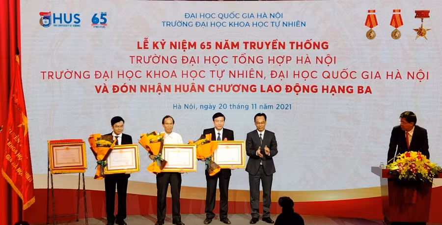 Thứ trưởng Hoàng Minh Sơn trao danh hiệu Nhà giáo ưu tú cho GS.TS Phạm Chí Vĩnh; trao Huân chương Lao động hạng Ba cho PGS.TS Nguyễn Văn Vịnh và TS Phạm Văn Quốc.