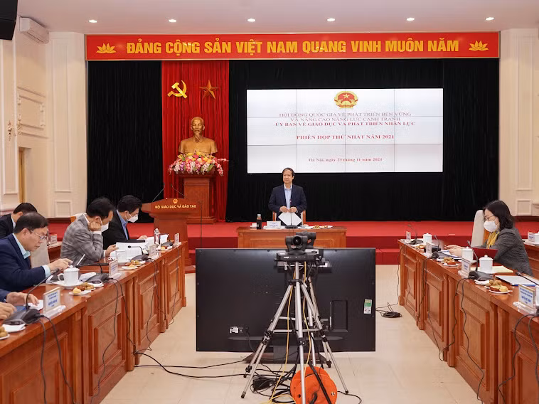 Phiên họp của Ủy ban về Giáo dục và Phát triển nhân lực diễn ra theo hình thức trực tiếp kết hợp trực tuyến.