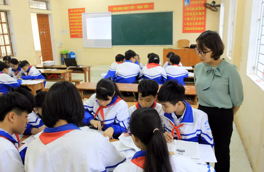 Cô Phạm Hồng Lê hướng dẫn học sinh làm việc nhóm trong giờ dạy Lịch sử.