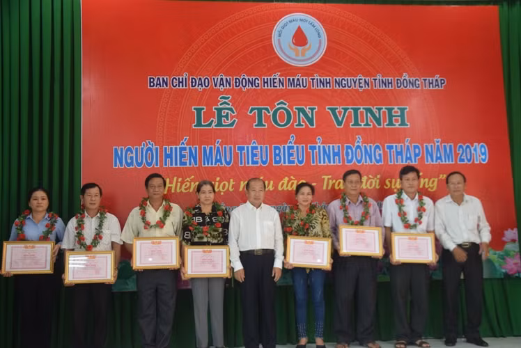 Ông Đoàn Tấn Bửu - Phó Chủ tịch UBND tỉnh Đồng Tháp trao bằng khen cho các cá nhân hiến máu tình nguyện tiêu biểu.