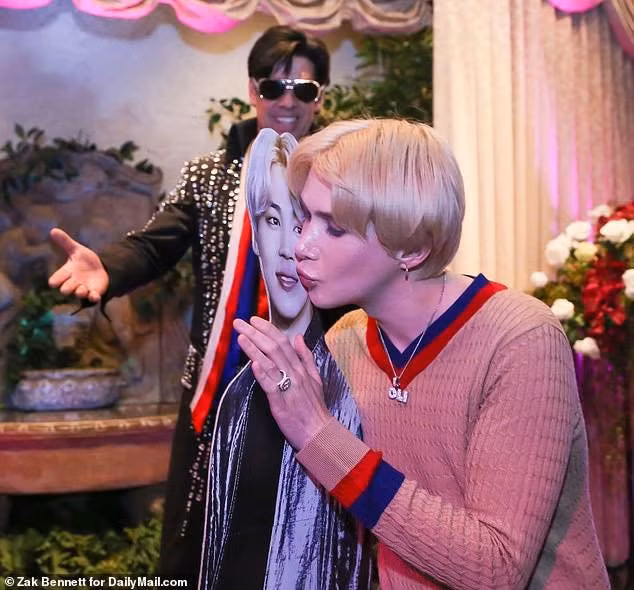 Oli London trong lễ cưới với tấm bìa hình Jimin.