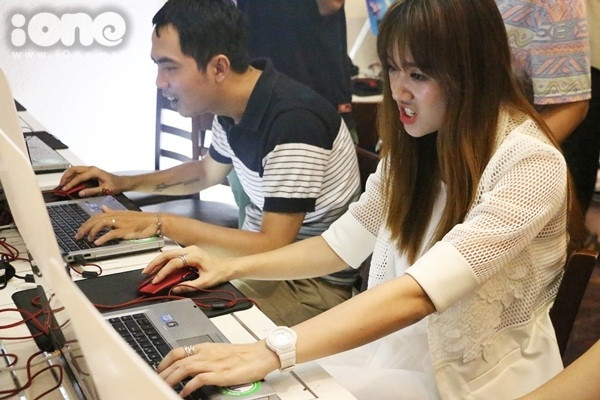 hari-won-bieu-cam-sinh-dong-khi-choi-game-3